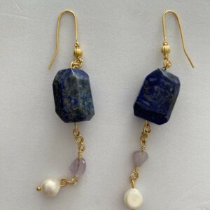 Boucles d'oreilles en plaqué or et en pierres fines.