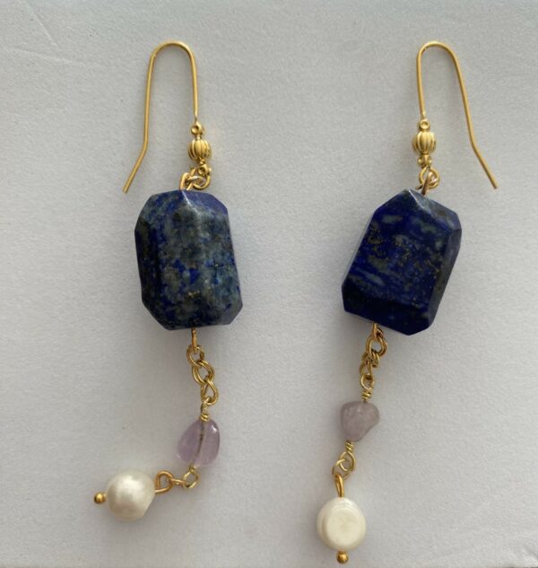 Boucles d'oreilles en plaqué or et en pierres fines.